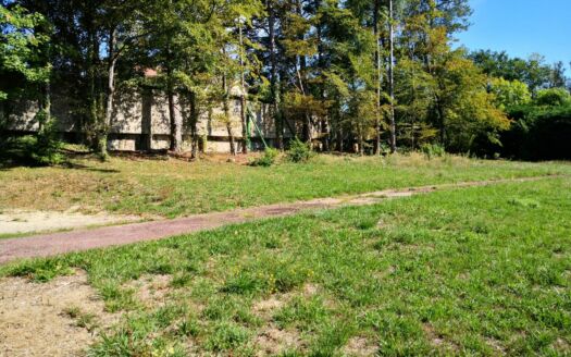 * Terrain viabilisé de 2 181m²
