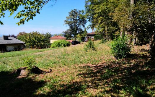 * Terrain viabilisé de 2 181m²